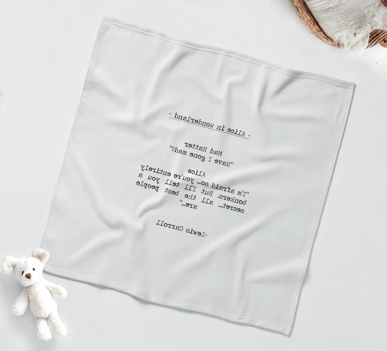 Alice In Wonderland "Have I gone Mad" quote coperta in pile da Summer Soul Co. - Quotes