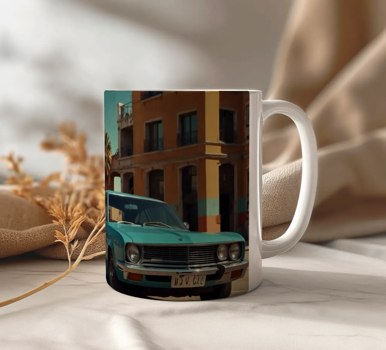 Donna elegante in abbigliamento retrò in piedi in una strada della città tazza in ceramica da DesignDoodle