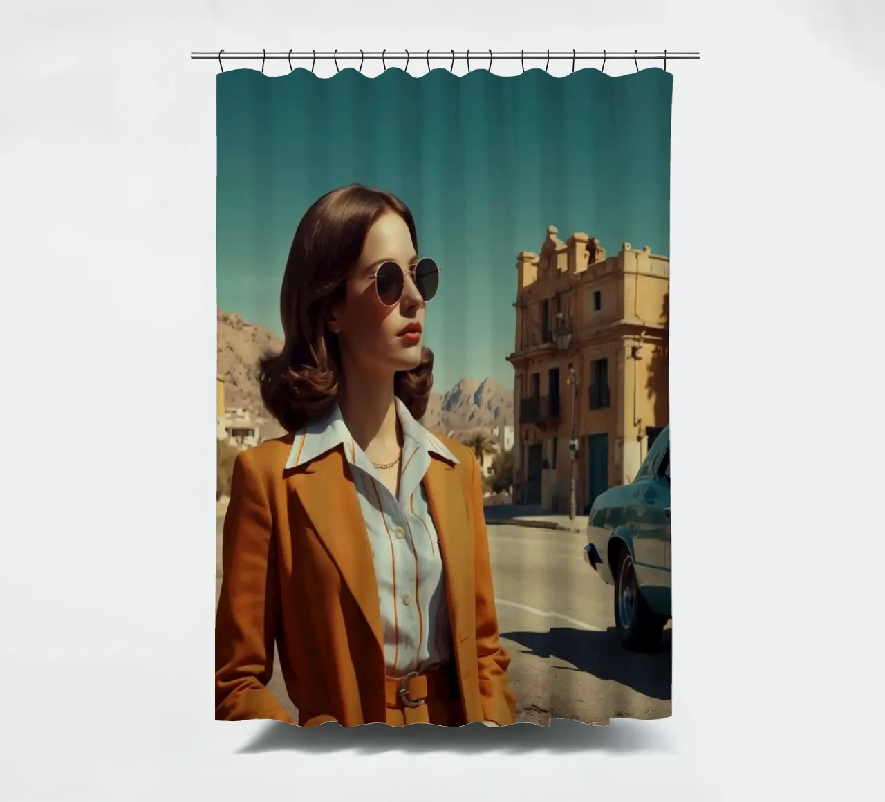 Donna elegante in abbigliamento retrò in piedi in una strada della città tenda da doccia da DesignDoodle