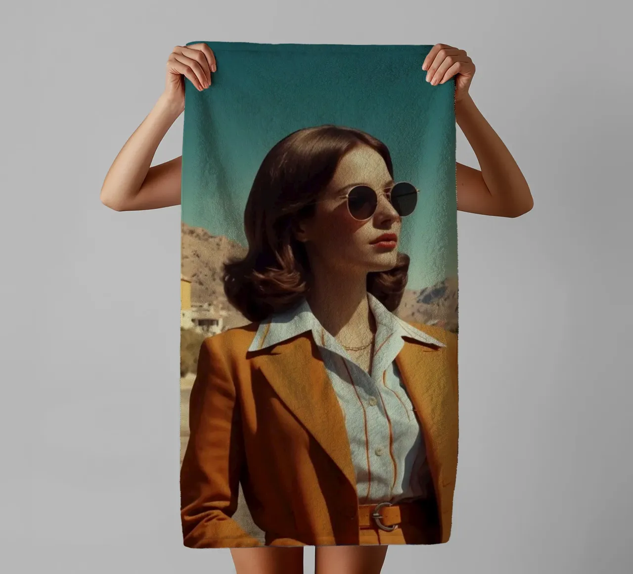 Donna elegante in abbigliamento retrò in piedi in una strada della città asciugamano da bagno da DesignDoodle