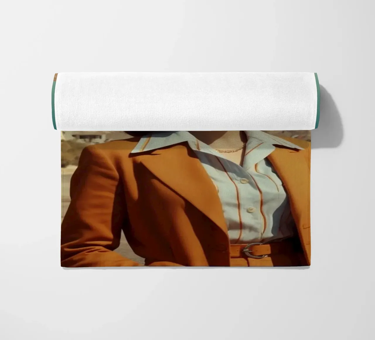 Donna elegante in abbigliamento retrò in piedi in una strada della città telo mare da DesignDoodle