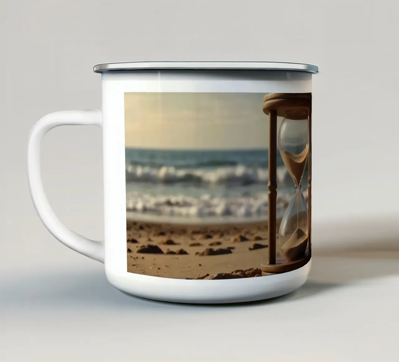 Timer di sabbia posato delicatamente su una spiaggia mentre le onde si infrangono dolcemente tazza in smalto da DesignDoodle