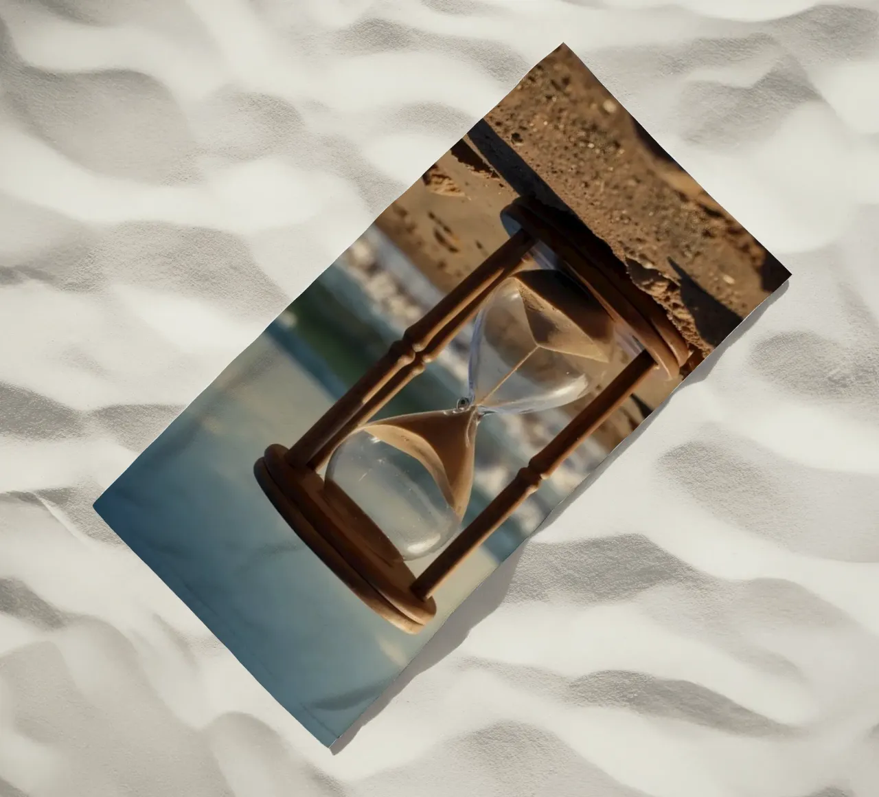 Timer di sabbia posato delicatamente su una spiaggia mentre le onde si infrangono dolcemente telo mare da DesignDoodle