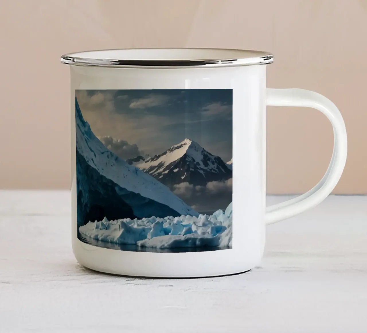 Beeindruckende Eisberge, die sich im ruhigen Wasser spiegeln Emaille Tasse von DesignDoodle