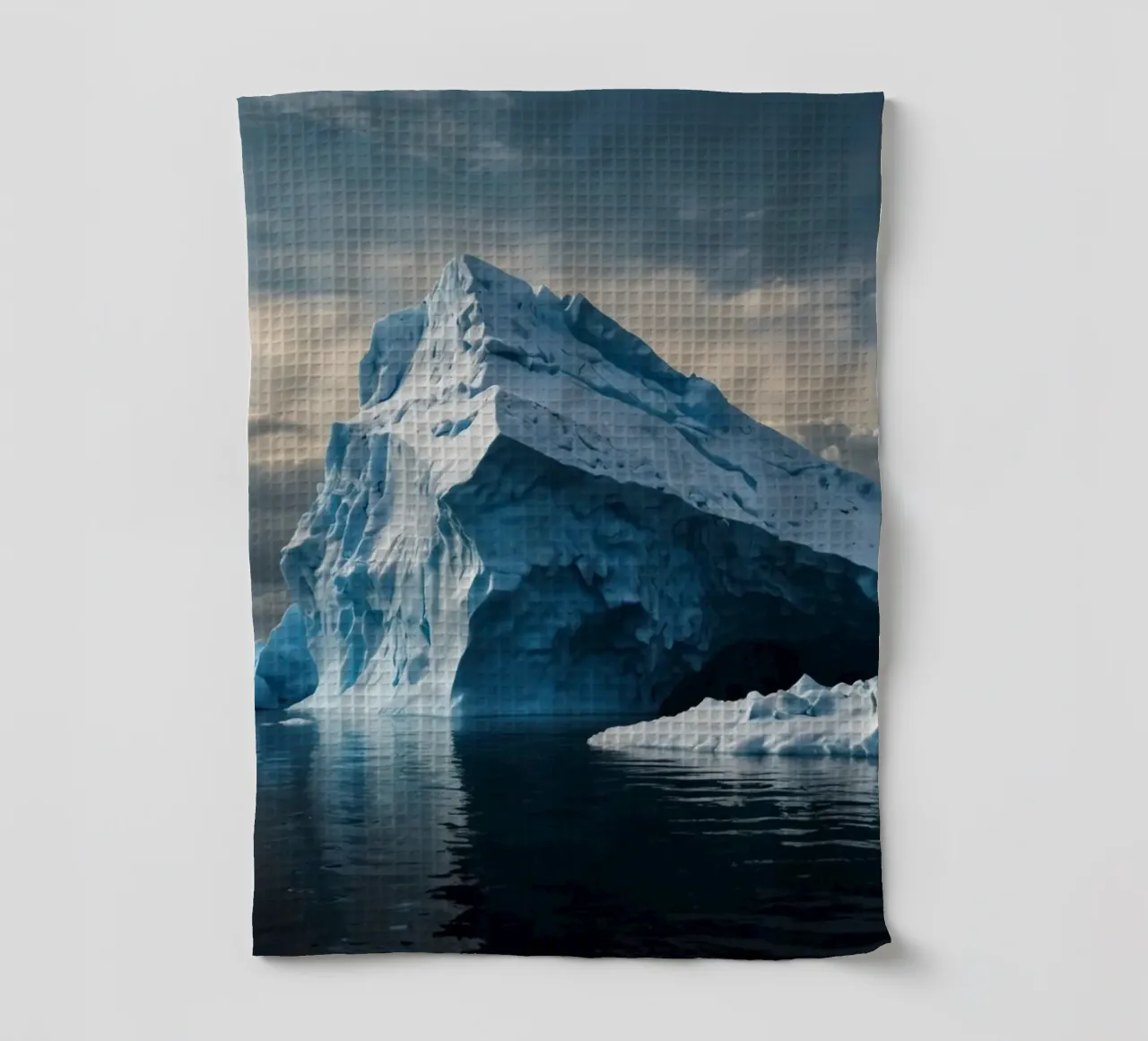 Des icebergs impressionnants se reflétant dans des eaux tranquilles torchon de DesignDoodle
