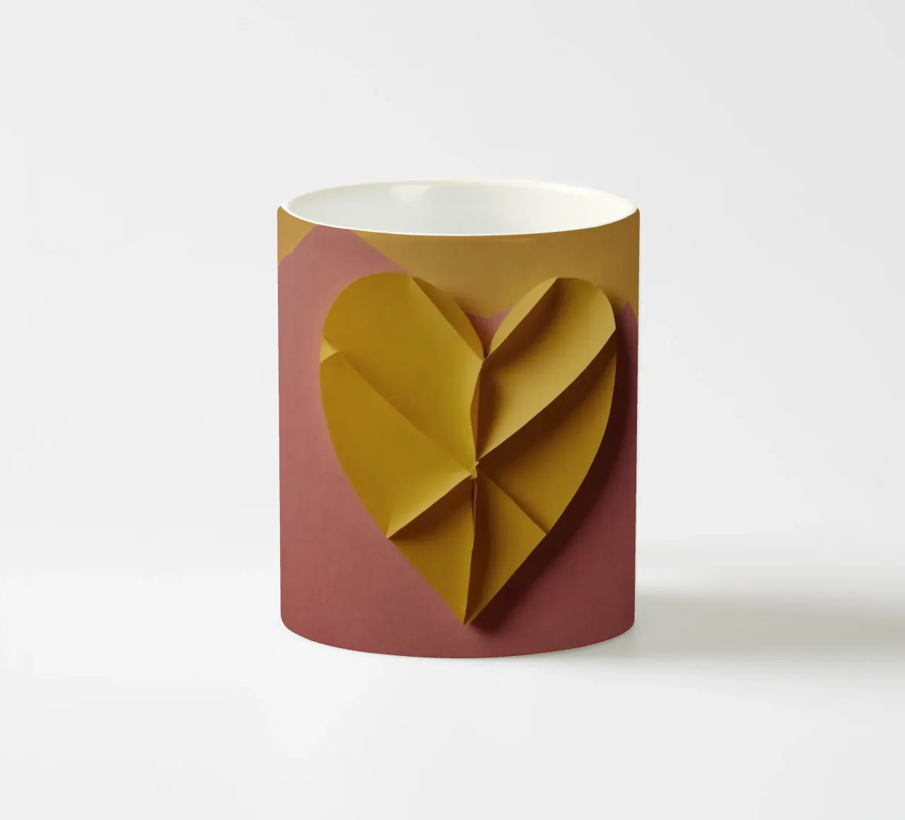 Creatief geel origamihartontwerp op papierachtergrond keramische mok van DesignDoodle