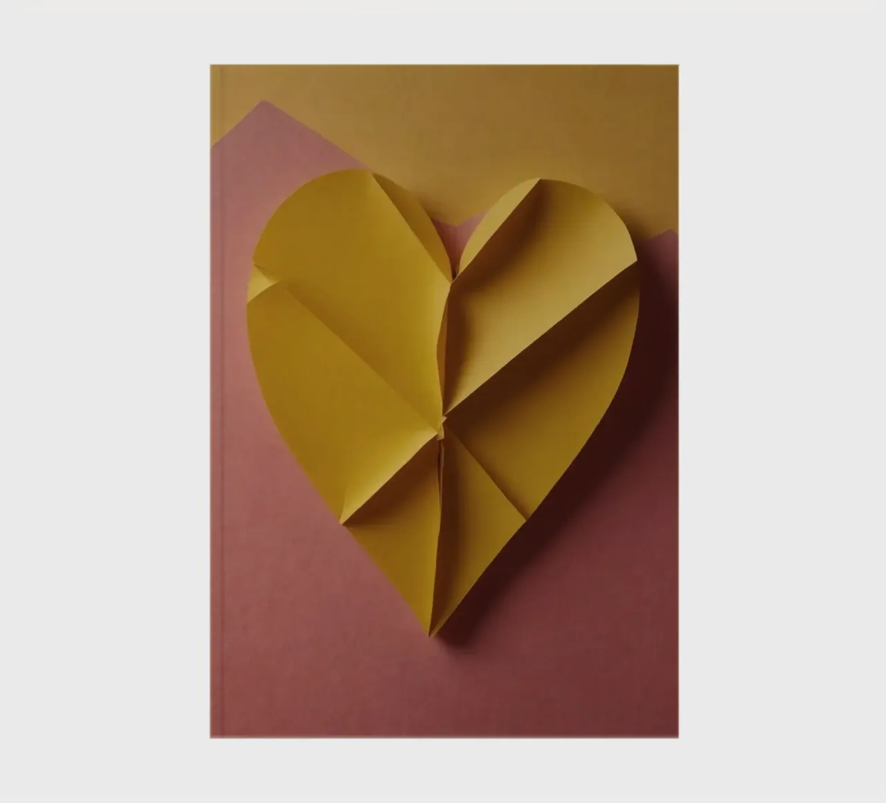 Coeur créatif en origami jaune sur fond de papier carnet de notes de DesignDoodle