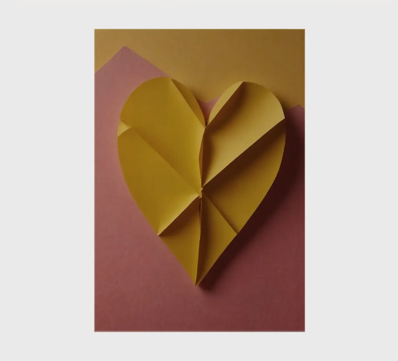 Coeur créatif en origami jaune sur fond de papier carnet de notes de DesignDoodle