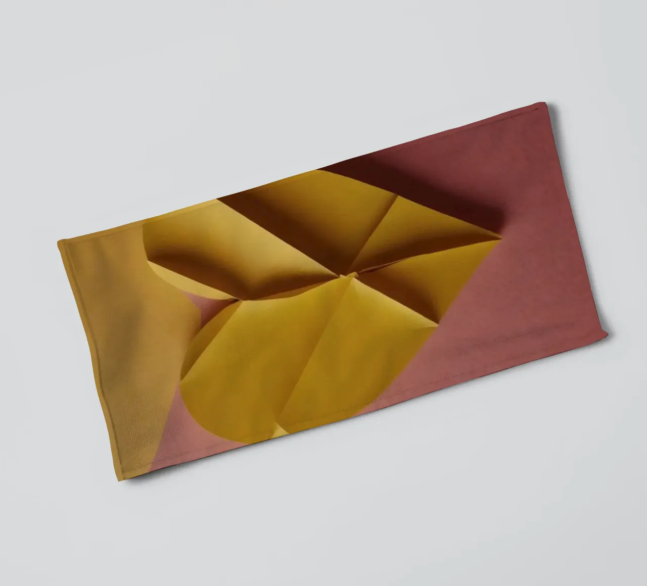 Coeur créatif en origami jaune sur fond de papier serviette de bain de DesignDoodle