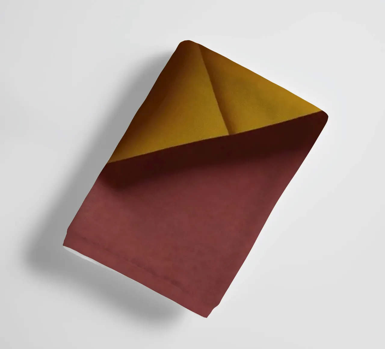Coeur créatif en origami jaune sur fond de papier serviette de bain de DesignDoodle