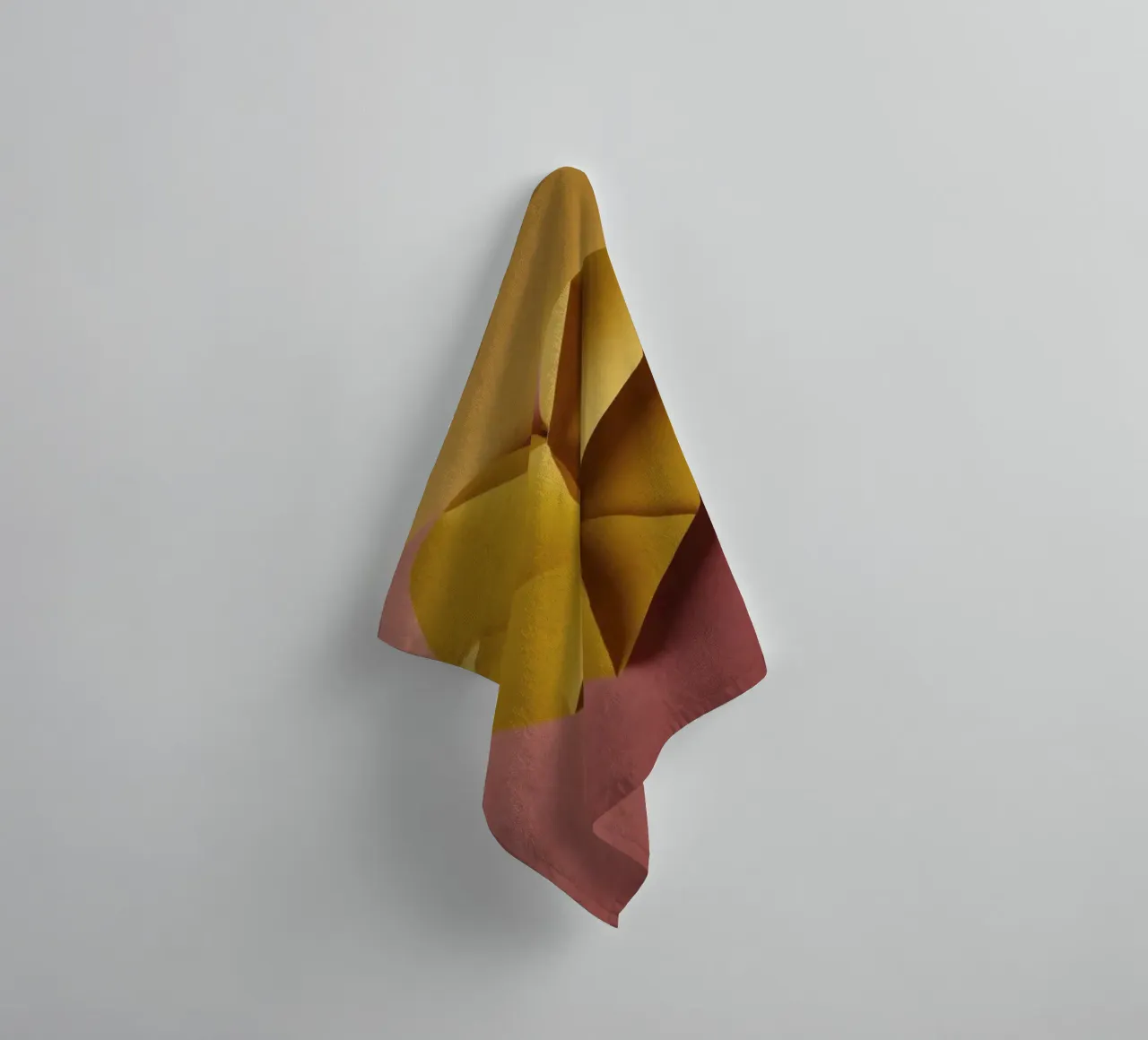 Coeur créatif en origami jaune sur fond de papier serviette de bain de DesignDoodle