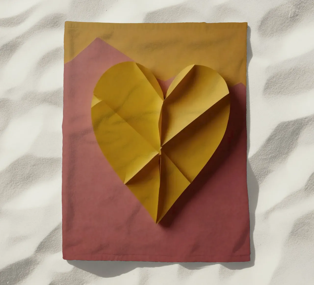 Coeur créatif en origami jaune sur fond de papier serviette de plage de DesignDoodle