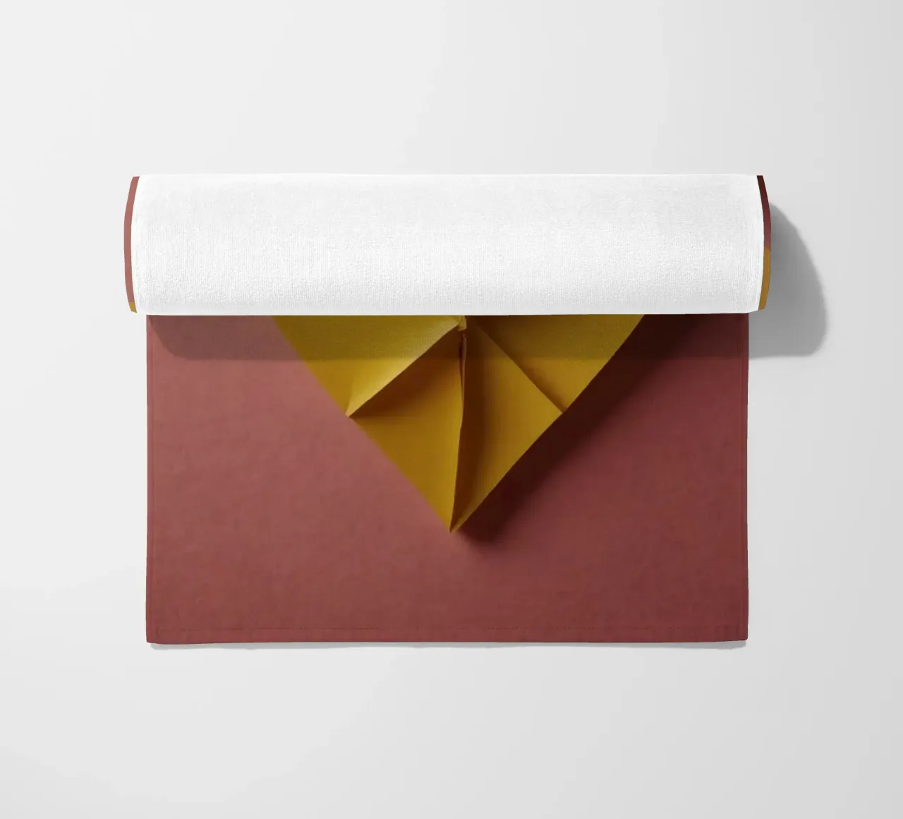 Coeur créatif en origami jaune sur fond de papier serviette de plage de DesignDoodle