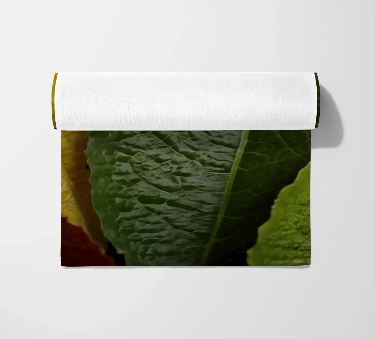 Foglie autunnali colorate disposte in una splendida cornice naturale telo mare da DesignDoodle