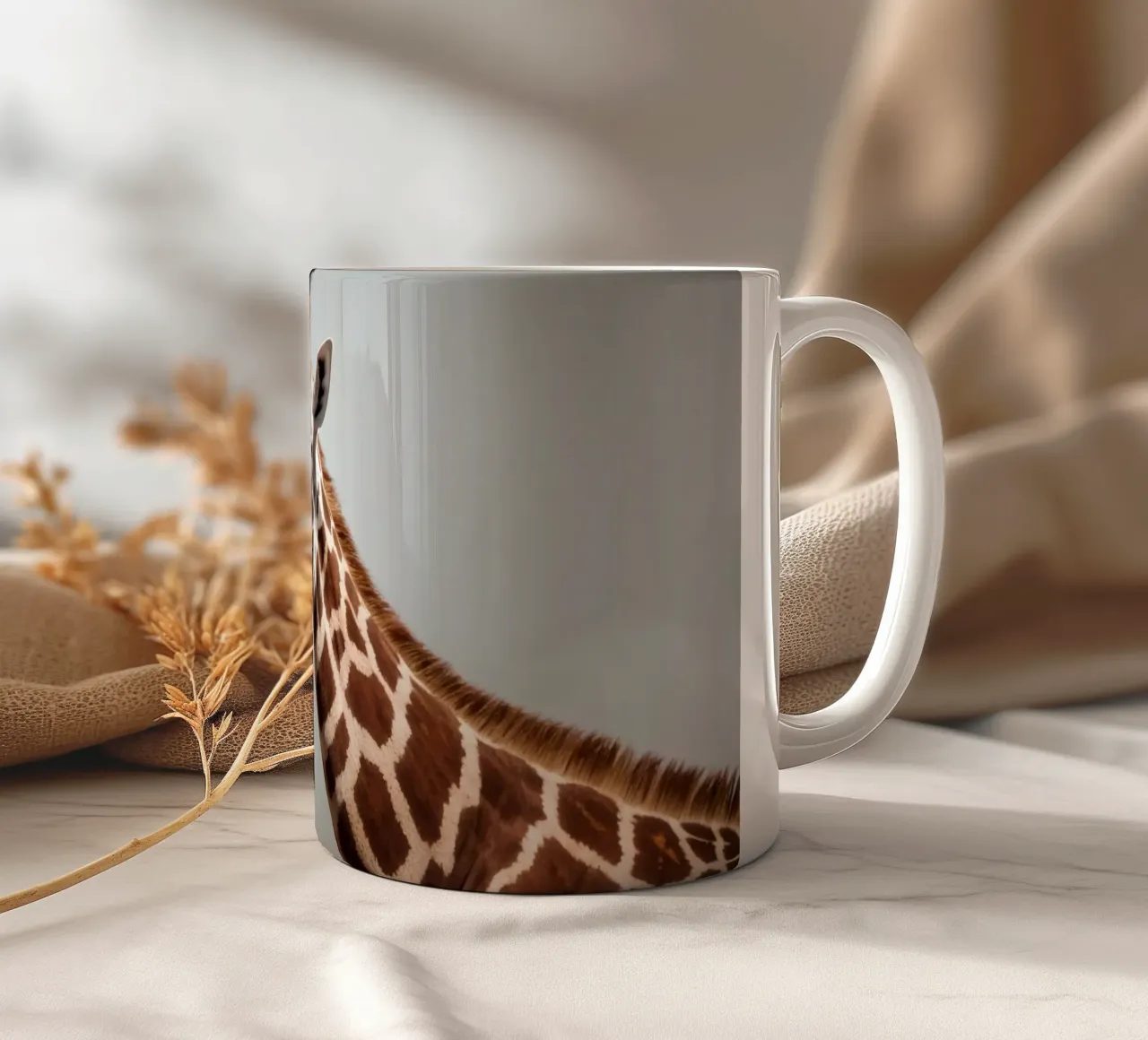 Giraffa che mostra le sue caratteristiche distintive nell'ambiente tazza in ceramica da DesignDoodle