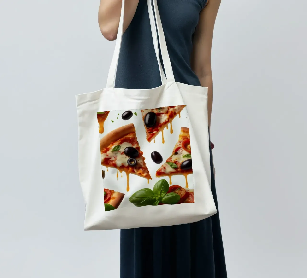 Deliziosi tranci di pizza conditi con pomodori freschi e olive borsa in juta da DesignDoodle