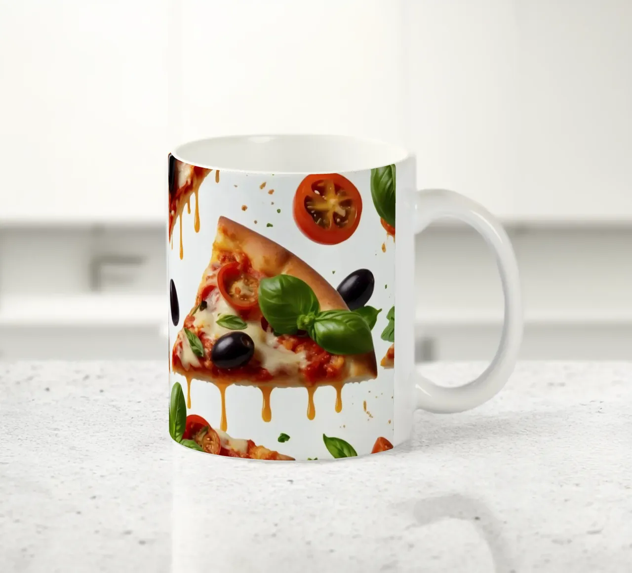 Deliziosi tranci di pizza conditi con pomodori freschi e olive tazza in ceramica da DesignDoodle