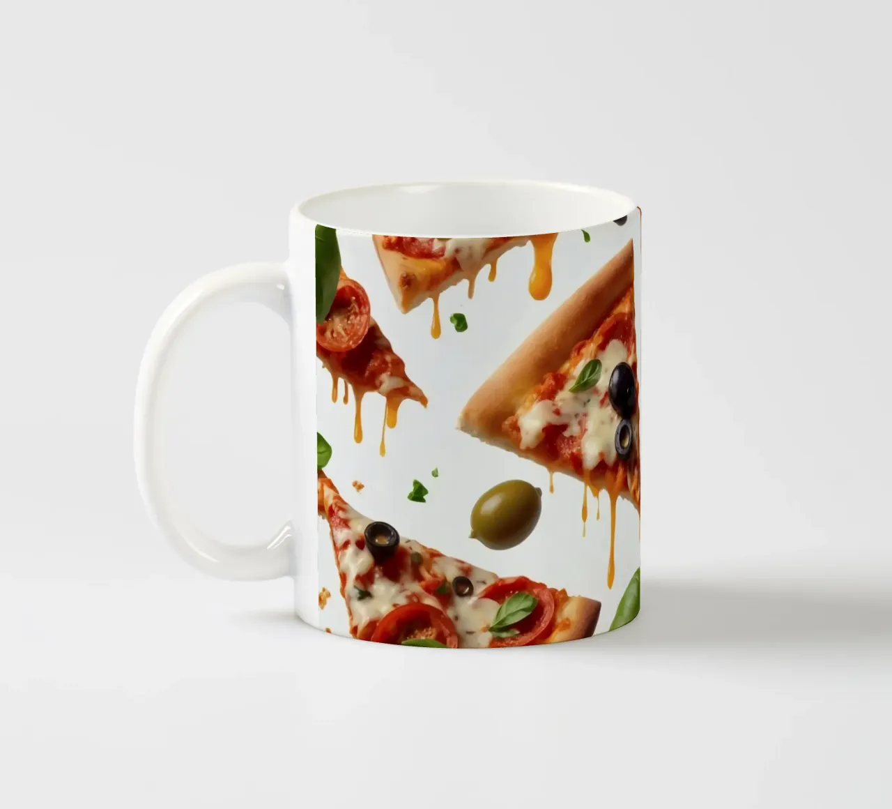 Deliziosi tranci di pizza conditi con pomodori freschi e olive tazza in ceramica da DesignDoodle