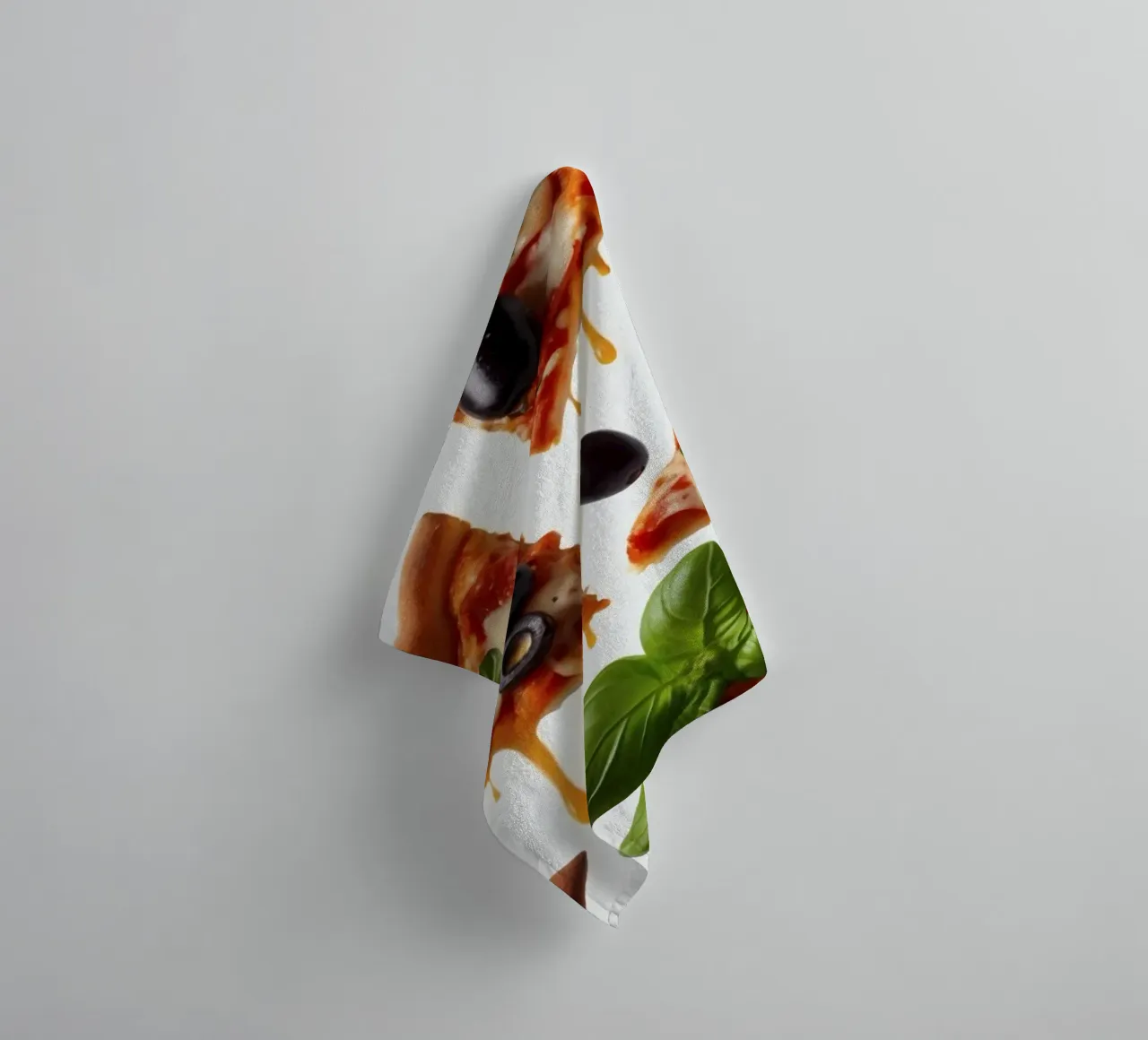 Deliziosi tranci di pizza conditi con pomodori freschi e olive asciugamano da bagno da DesignDoodle