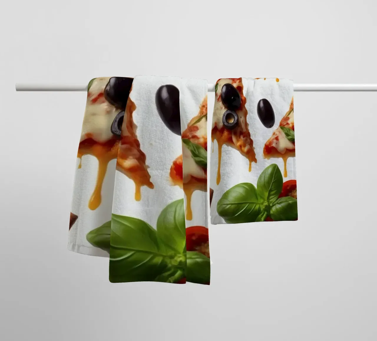 Deliziosi tranci di pizza conditi con pomodori freschi e olive asciugamano da bagno da DesignDoodle