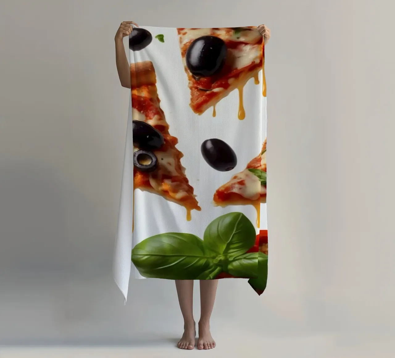 Deliziosi tranci di pizza conditi con pomodori freschi e olive telo mare da DesignDoodle