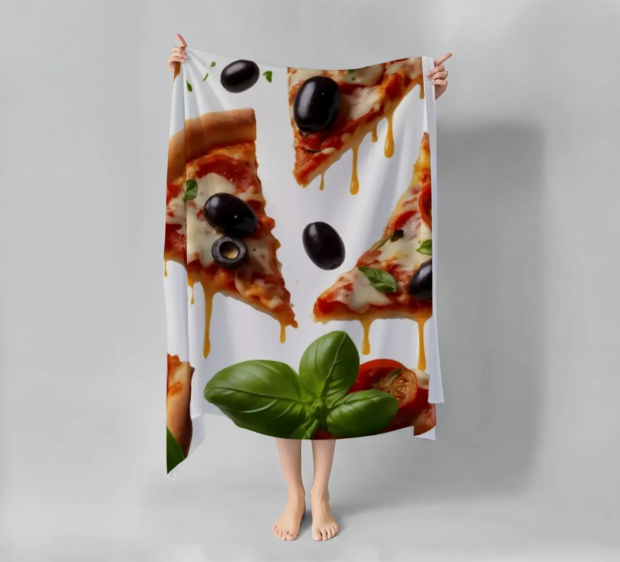 Deliziosi tranci di pizza conditi con pomodori freschi e olive telo mare da DesignDoodle