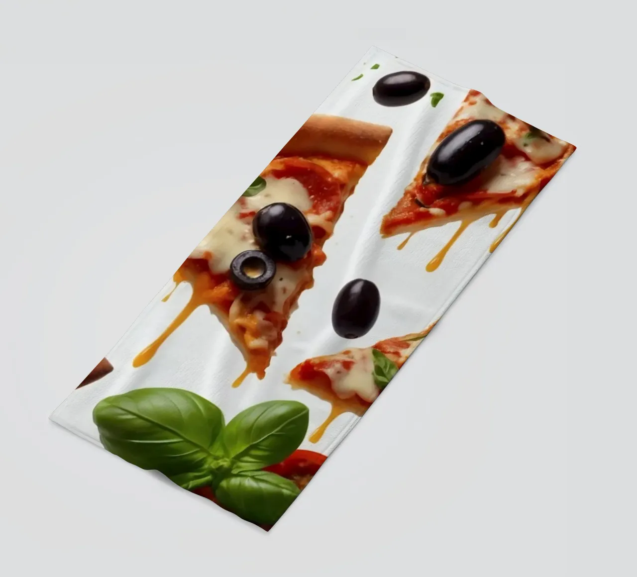 Deliziosi tranci di pizza conditi con pomodori freschi e olive telo mare da DesignDoodle