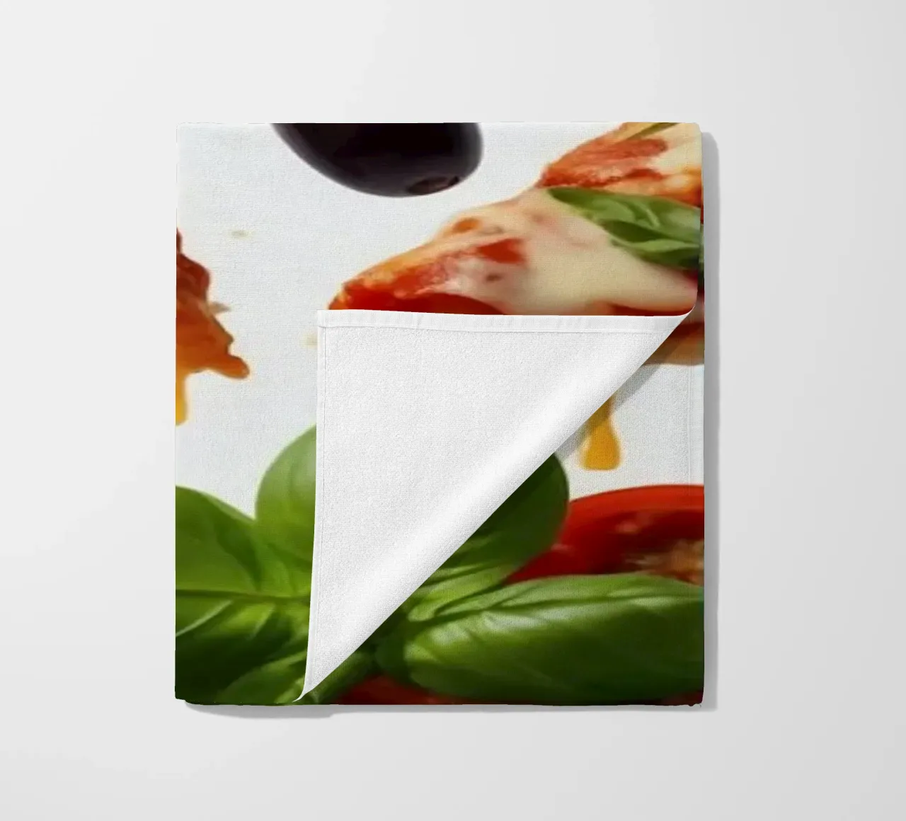 Deliziosi tranci di pizza conditi con pomodori freschi e olive telo mare da DesignDoodle