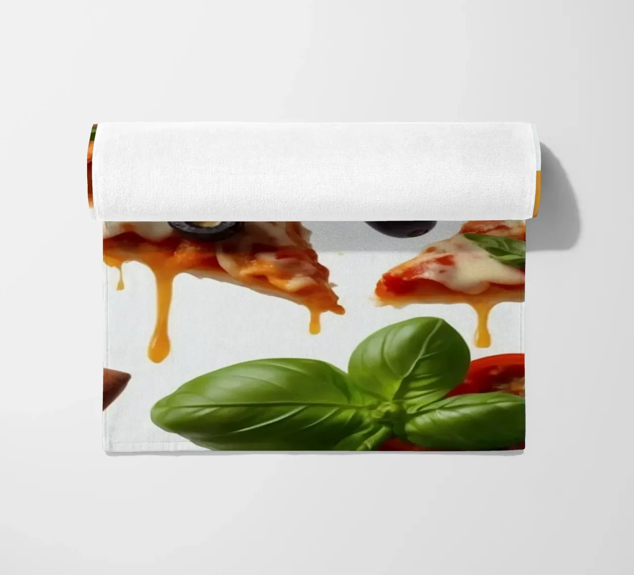 Deliziosi tranci di pizza conditi con pomodori freschi e olive telo mare da DesignDoodle