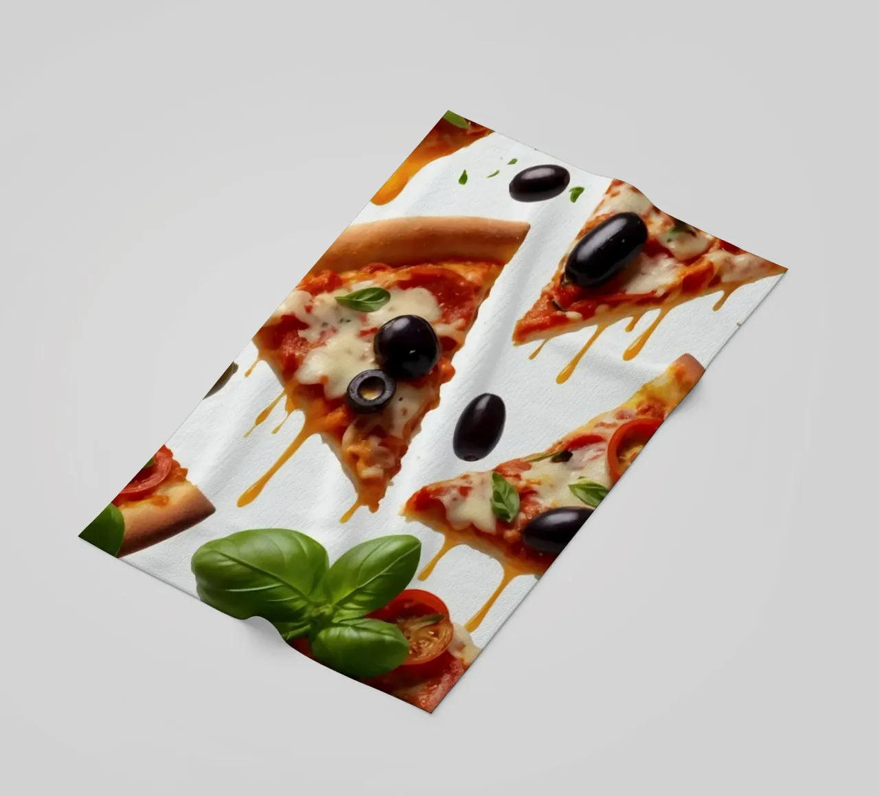 Deliziosi tranci di pizza conditi con pomodori freschi e olive telo mare da DesignDoodle