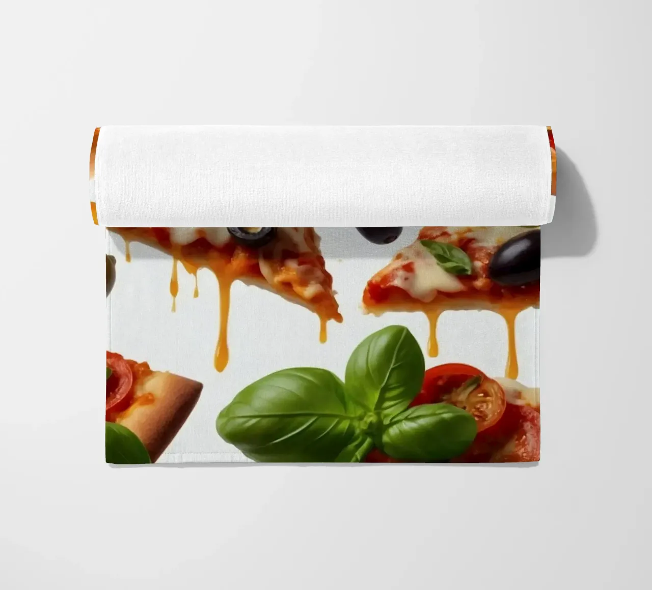 Deliziosi tranci di pizza conditi con pomodori freschi e olive telo mare da DesignDoodle