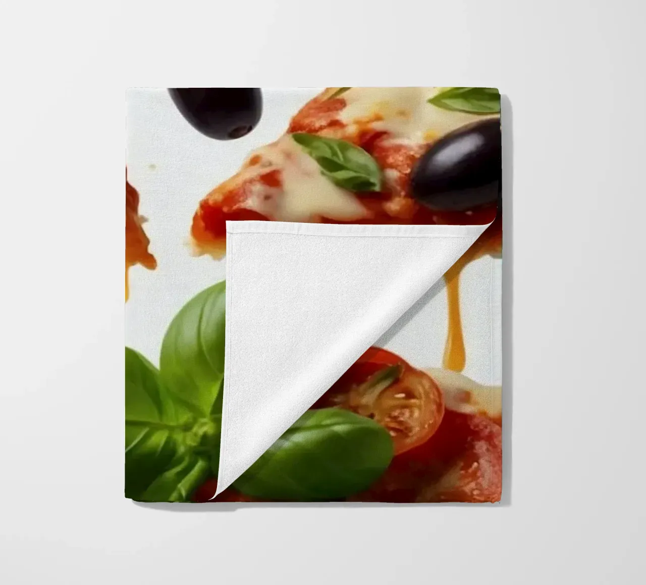 Deliziosi tranci di pizza conditi con pomodori freschi e olive telo mare da DesignDoodle