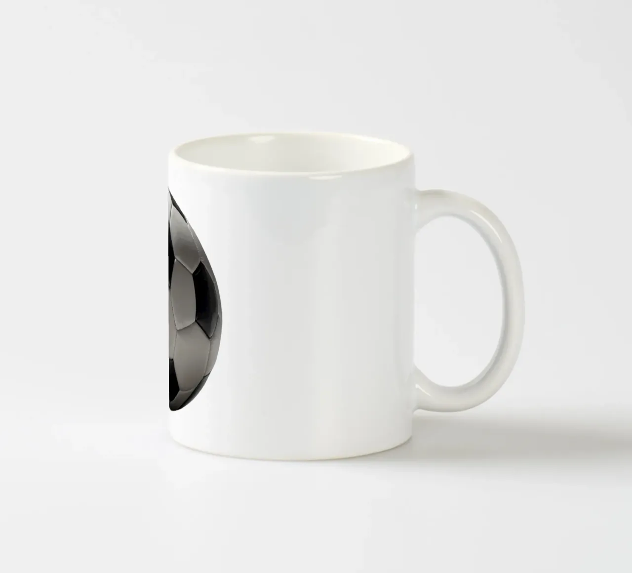 Pallone da calcio esposto su una superficie liscia con illuminazione soffusa tazza in ceramica da DesignDoodle