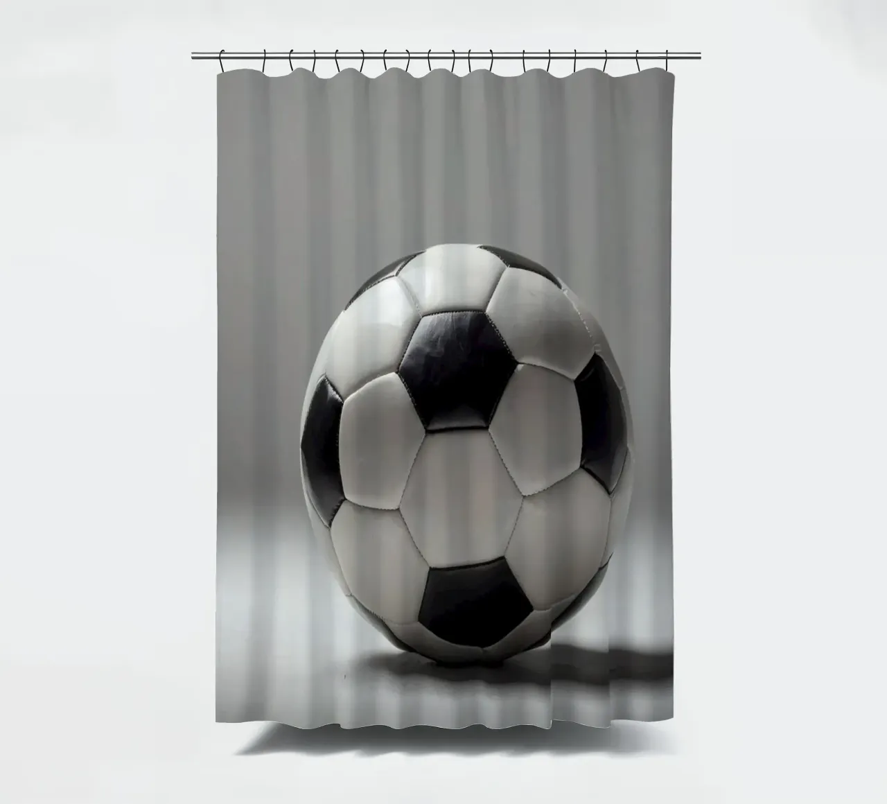 Pallone da calcio esposto su una superficie liscia con illuminazione soffusa tenda da doccia da DesignDoodle