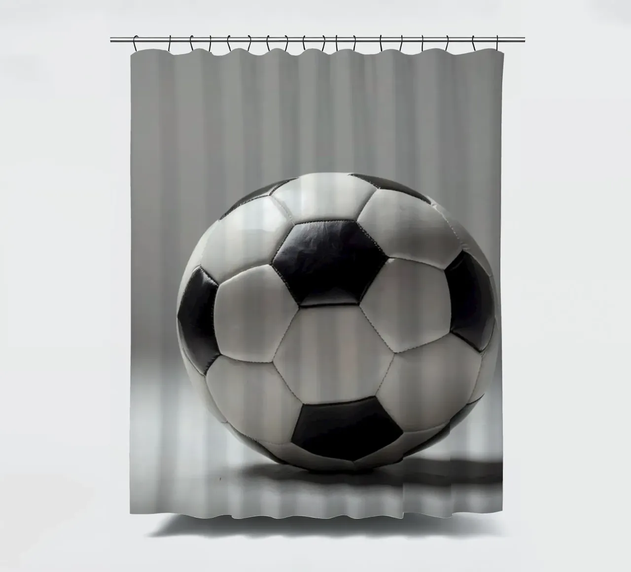 Pallone da calcio esposto su una superficie liscia con illuminazione soffusa tenda da doccia da DesignDoodle