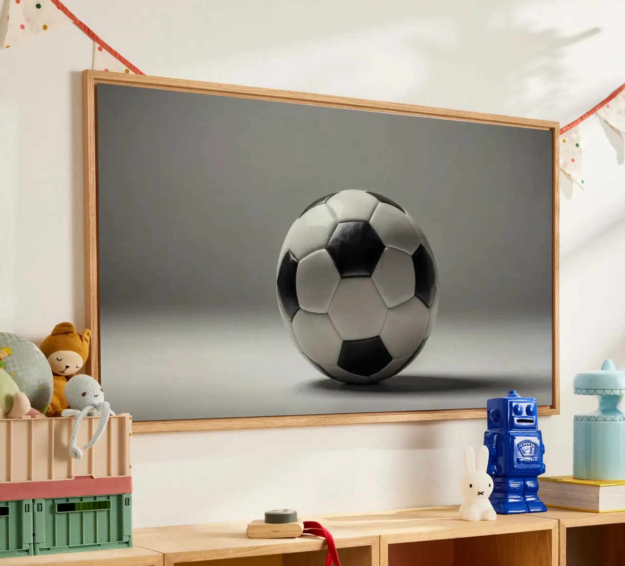 Pallone da calcio esposto su una superficie liscia con illuminazione soffusa plexiglass da DesignDoodle