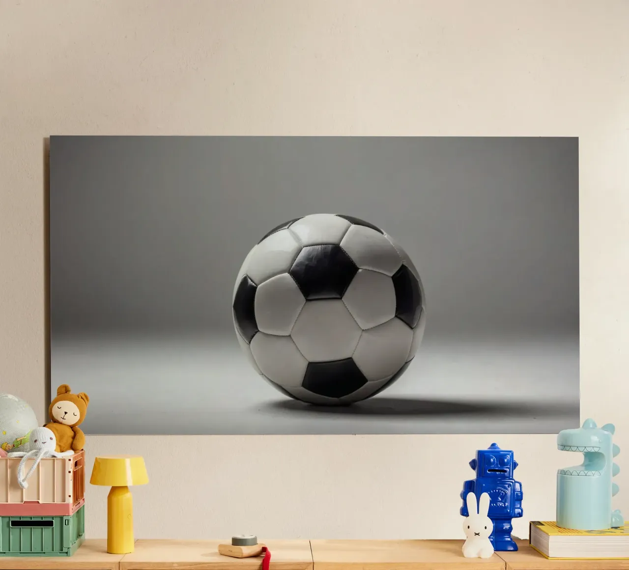 Pallone da calcio esposto su una superficie liscia con illuminazione soffusa alluminio dibond da DesignDoodle