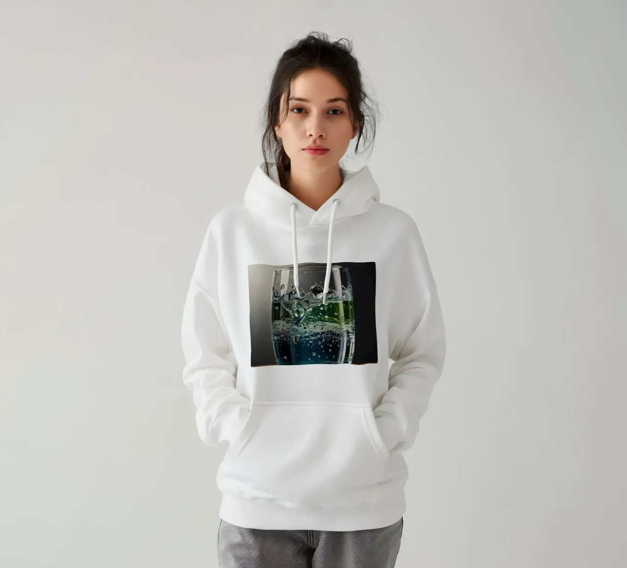 Refreshing drink with vibrant colors and bubbles felpa con cappuccio da DesignDoodle