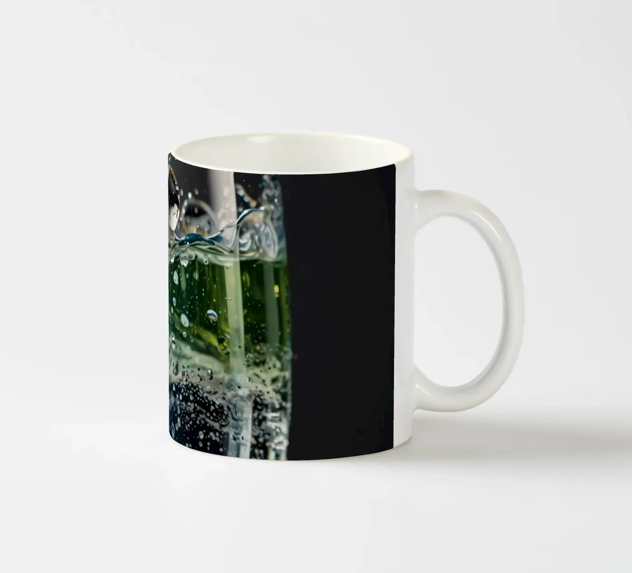 Refreshing drink with vibrant colors and bubbles tazza in ceramica da DesignDoodle
