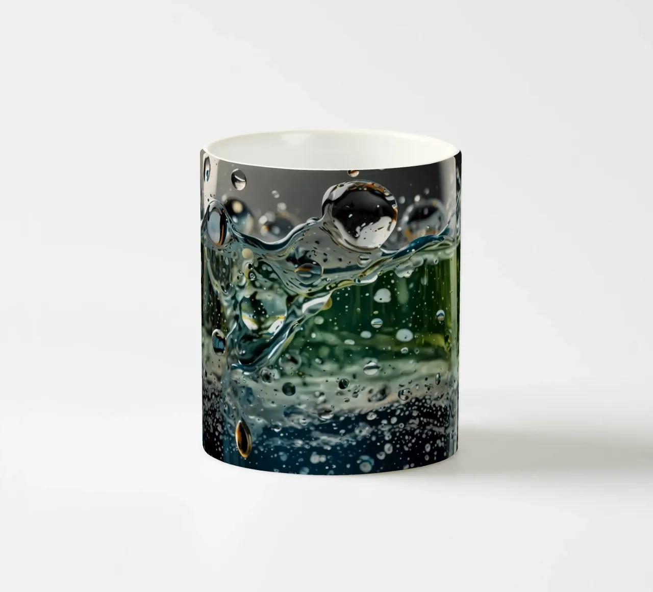 Refreshing drink with vibrant colors and bubbles tazza in ceramica da DesignDoodle