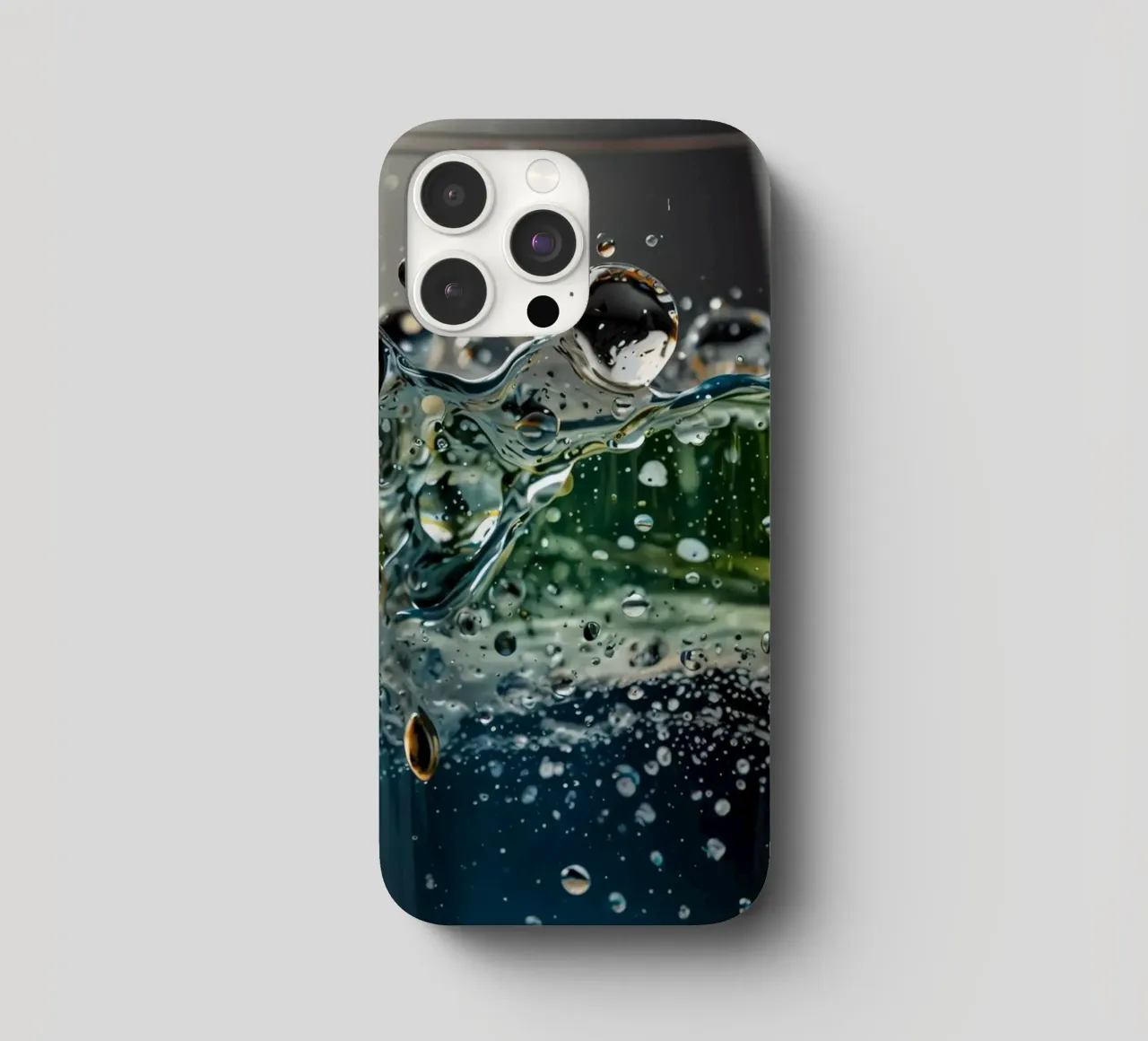 Refreshing drink with vibrant colors and bubbles cover iphone da DesignDoodle
