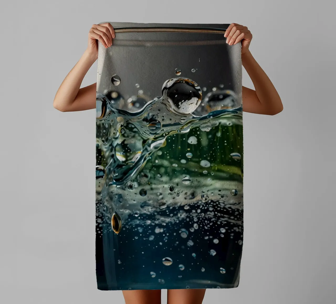 Refreshing drink with vibrant colors and bubbles asciugamano da bagno da DesignDoodle