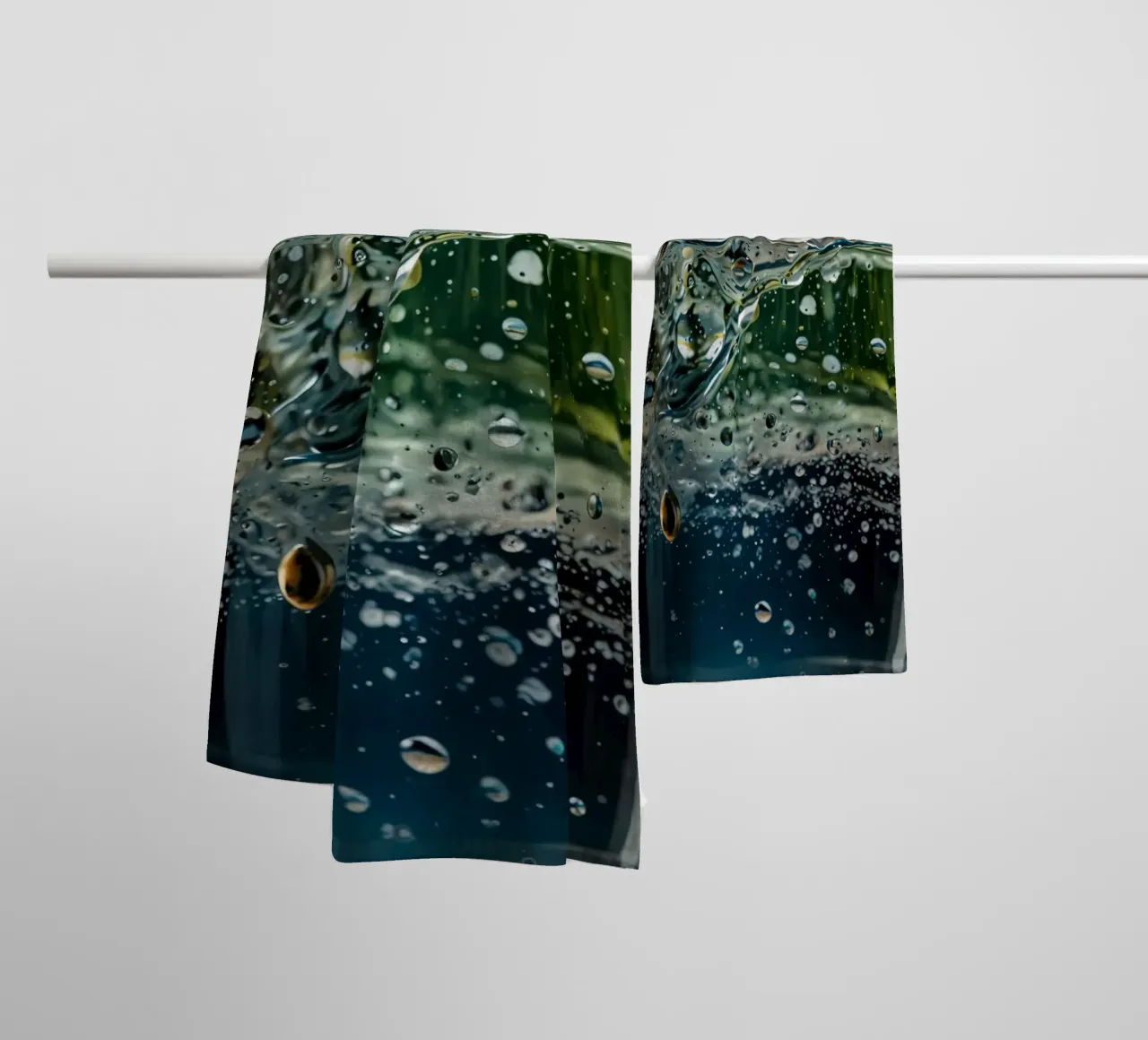 Refreshing drink with vibrant colors and bubbles asciugamano da bagno da DesignDoodle