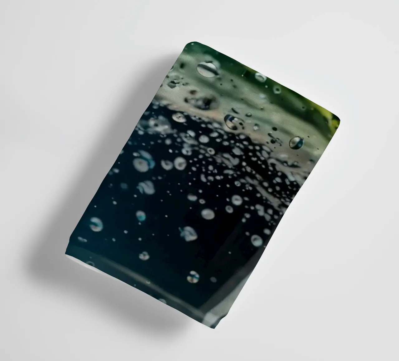 Refreshing drink with vibrant colors and bubbles asciugamano da bagno da DesignDoodle