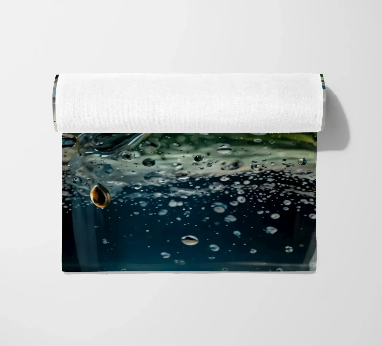 Refreshing drink with vibrant colors and bubbles telo mare da DesignDoodle