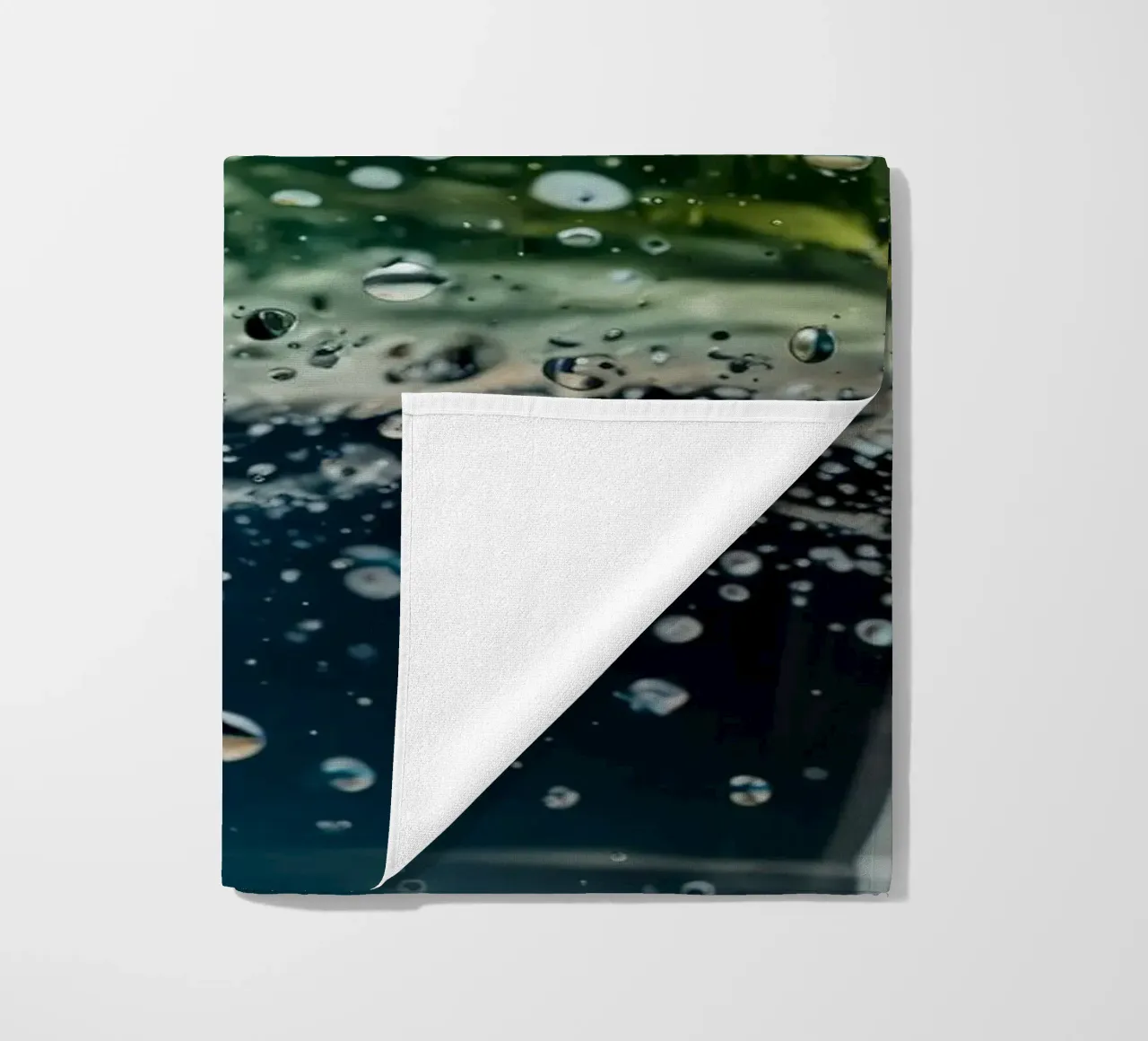 Refreshing drink with vibrant colors and bubbles telo mare da DesignDoodle