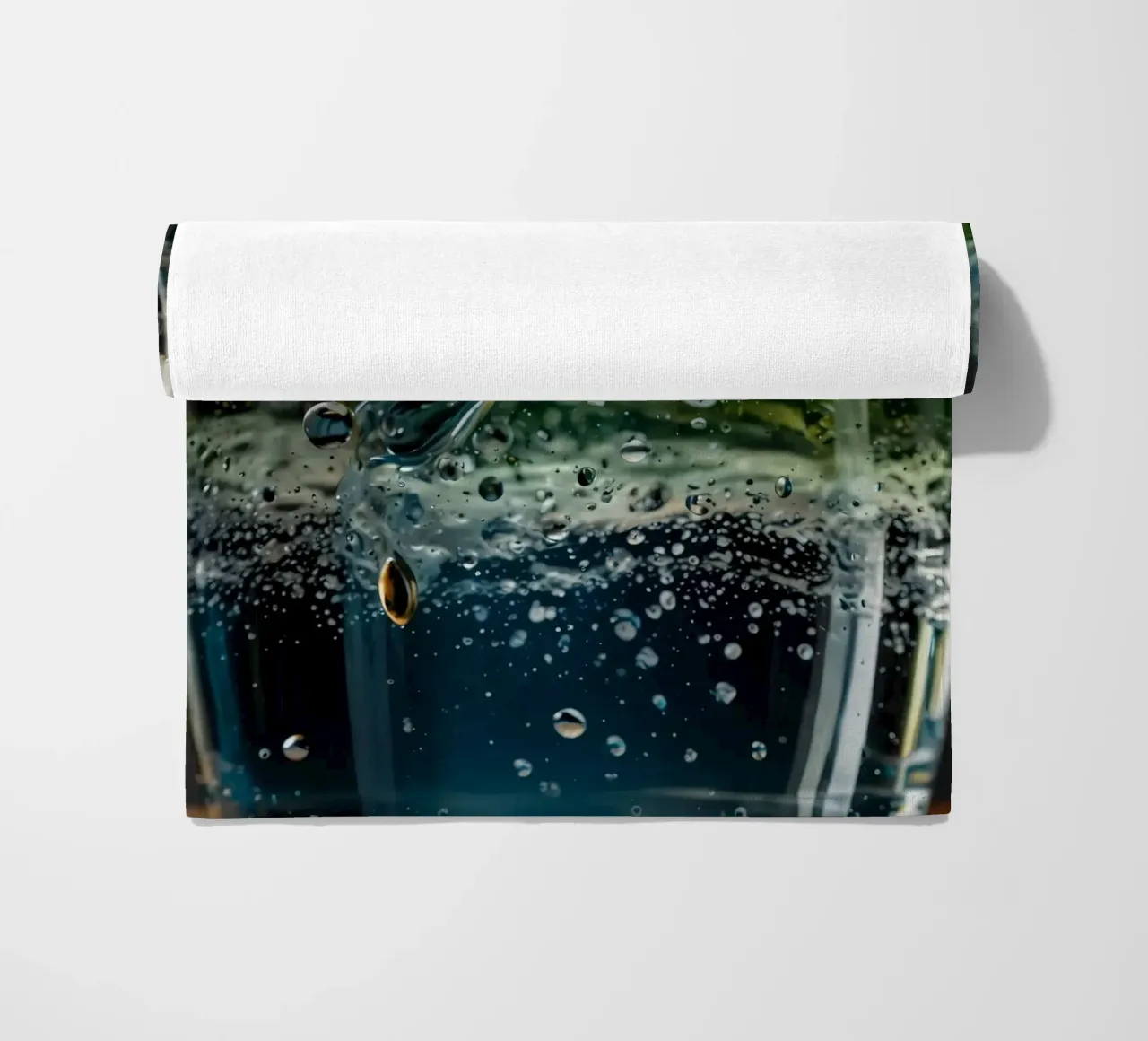 Refreshing drink with vibrant colors and bubbles telo mare da DesignDoodle