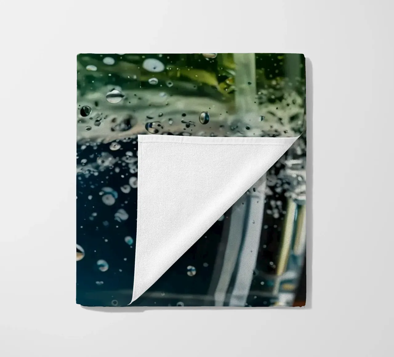 Refreshing drink with vibrant colors and bubbles telo mare da DesignDoodle