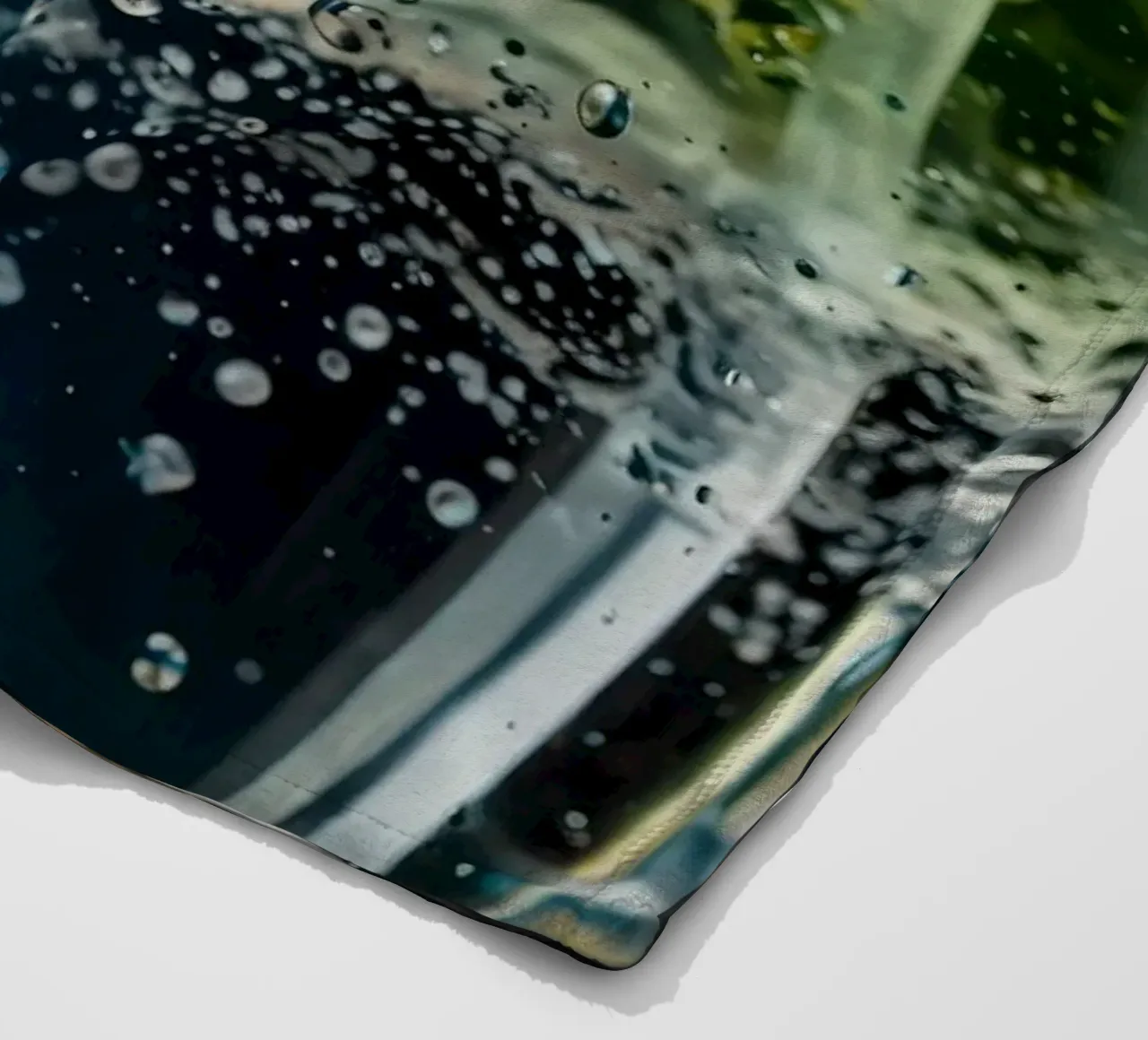 Refreshing drink with vibrant colors and bubbles coperta in pile da DesignDoodle