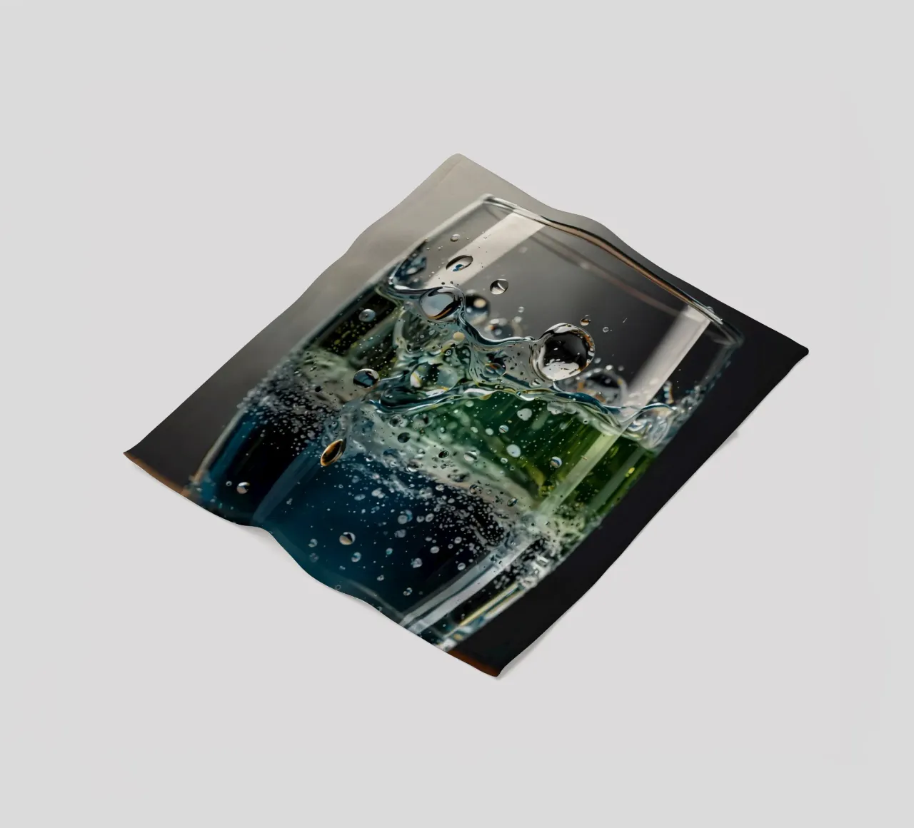 Refreshing drink with vibrant colors and bubbles coperta in pile da DesignDoodle